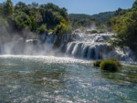 Brückenblick zu den imposanten Skradinski buk Wasserfällen - Krka NP